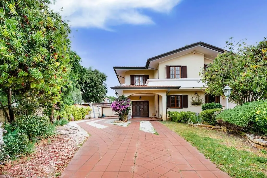 Grand Villa With Exlusive Garden Camaiore Itálie